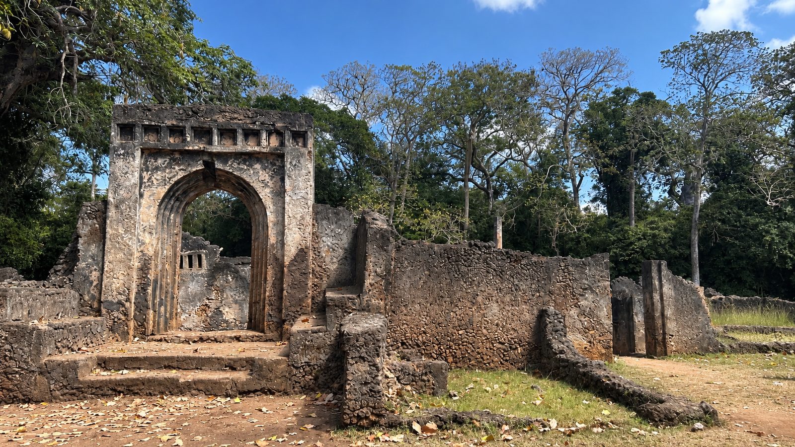 Antichi muri di pietra tra gli alberi di Gede