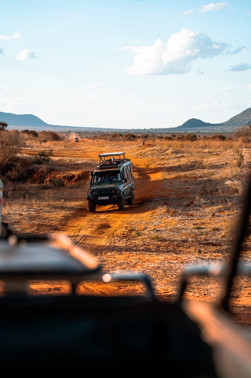 La jeep lungo la pista di terra rossa