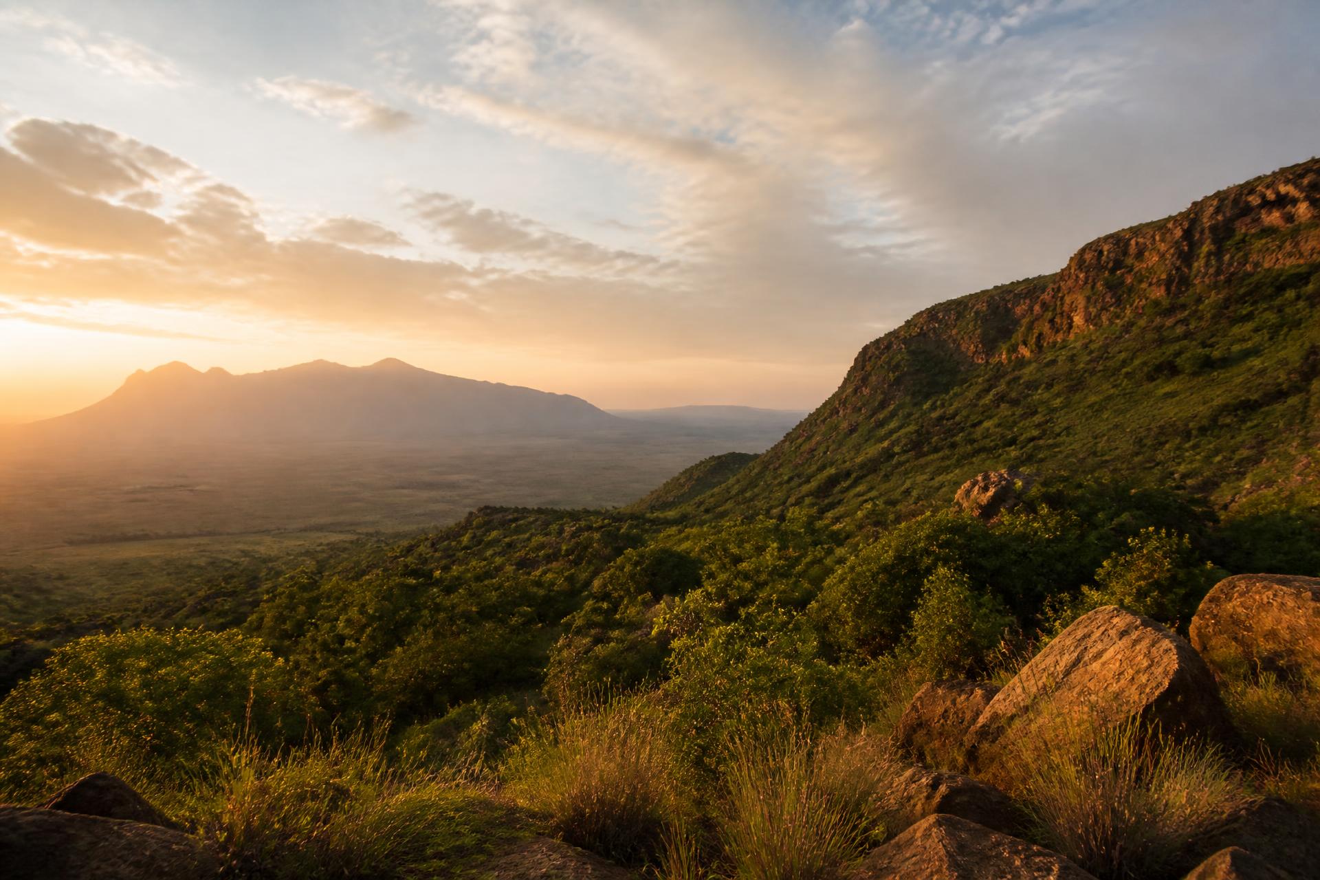 Alba sulle montagne e la savana del Kenya