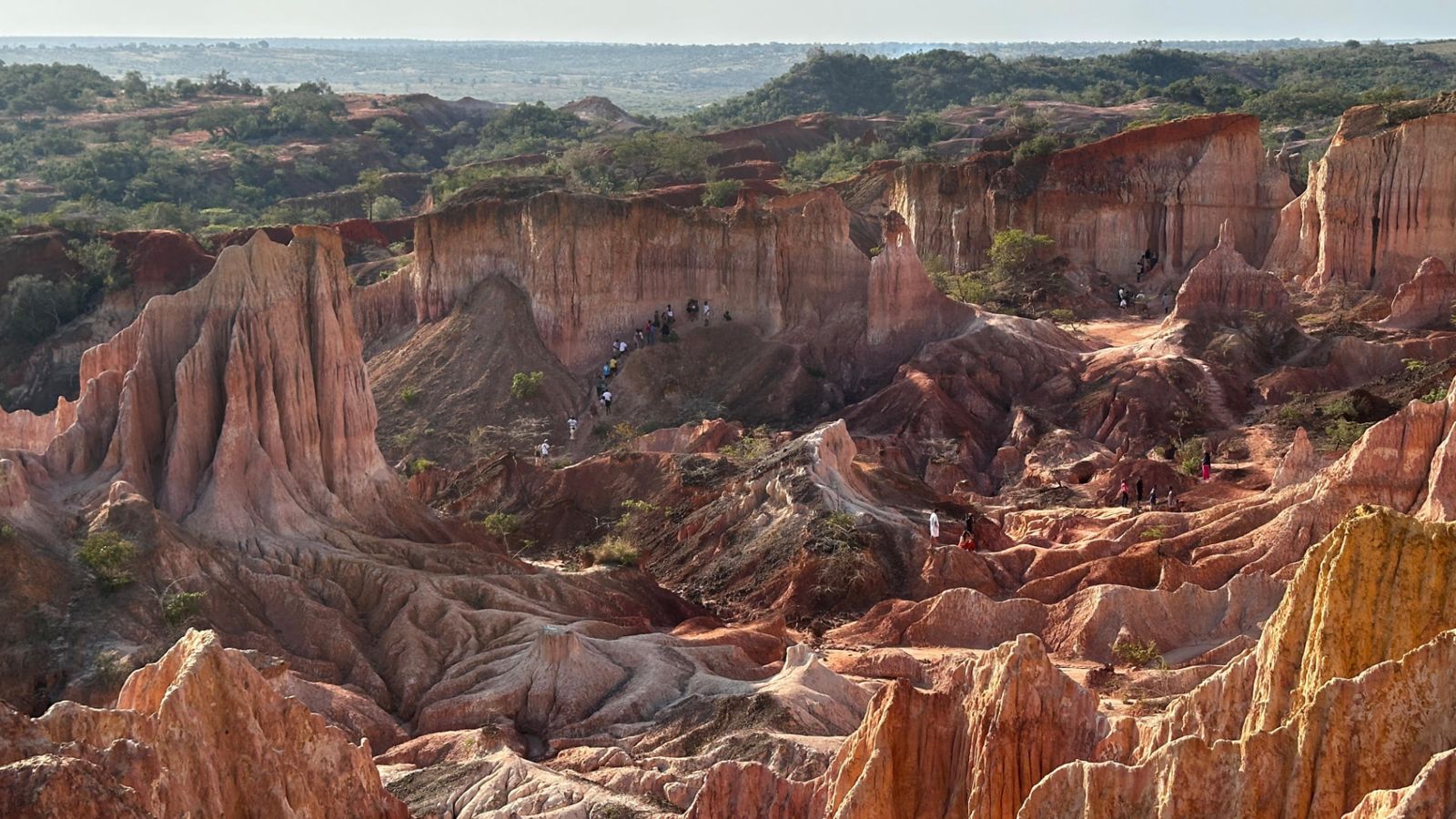 Le pareti rosse del canyon di Marafa con i visitatori sul sentiero