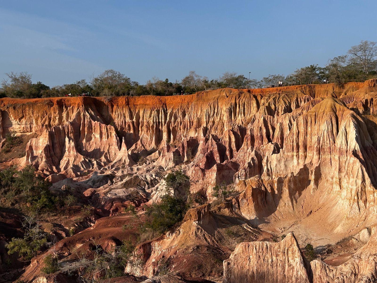 Le pareti rosse e bianche del canyon di Marafa