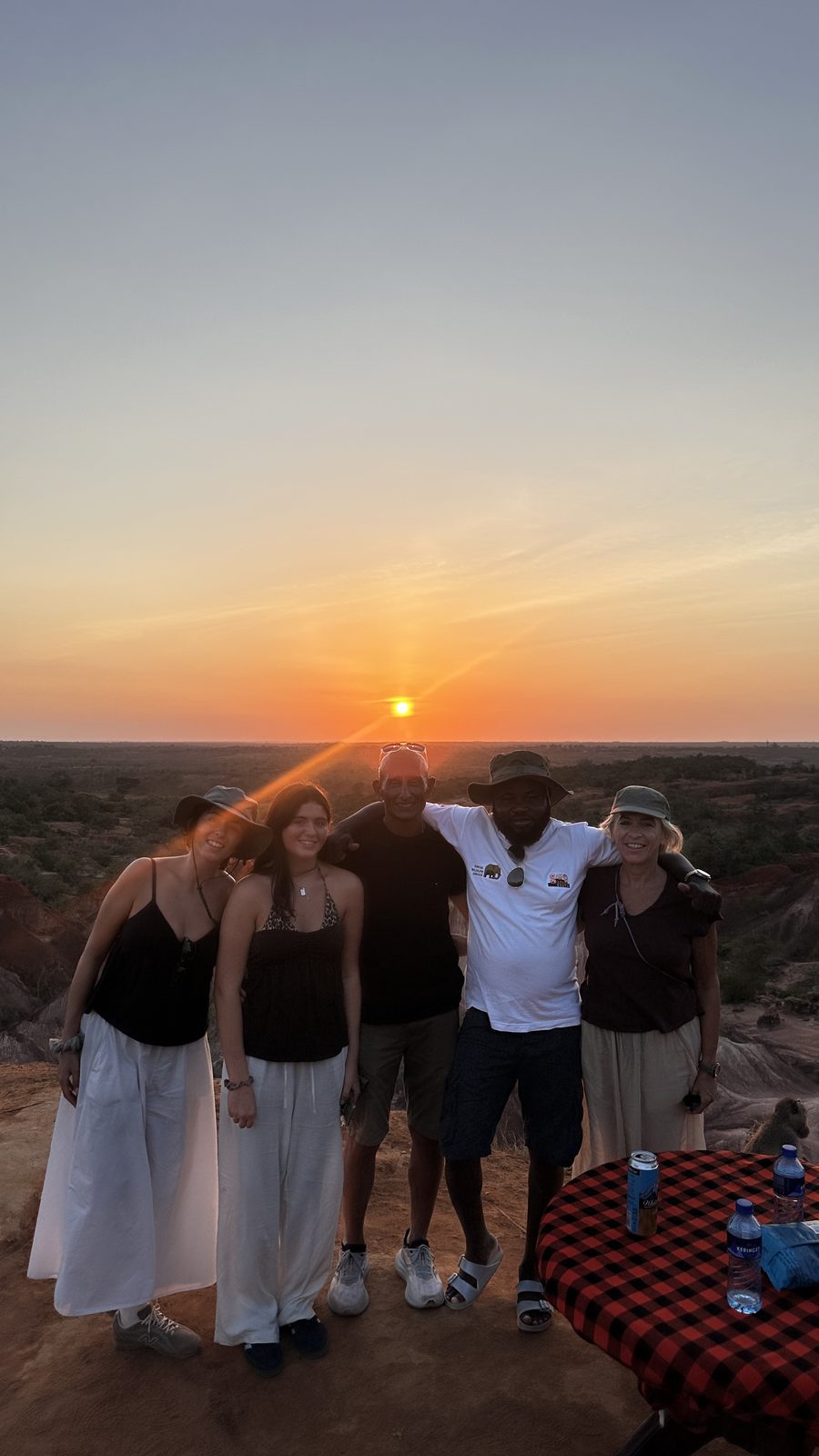 Viaggiatori davanti al tramonto di Marafa