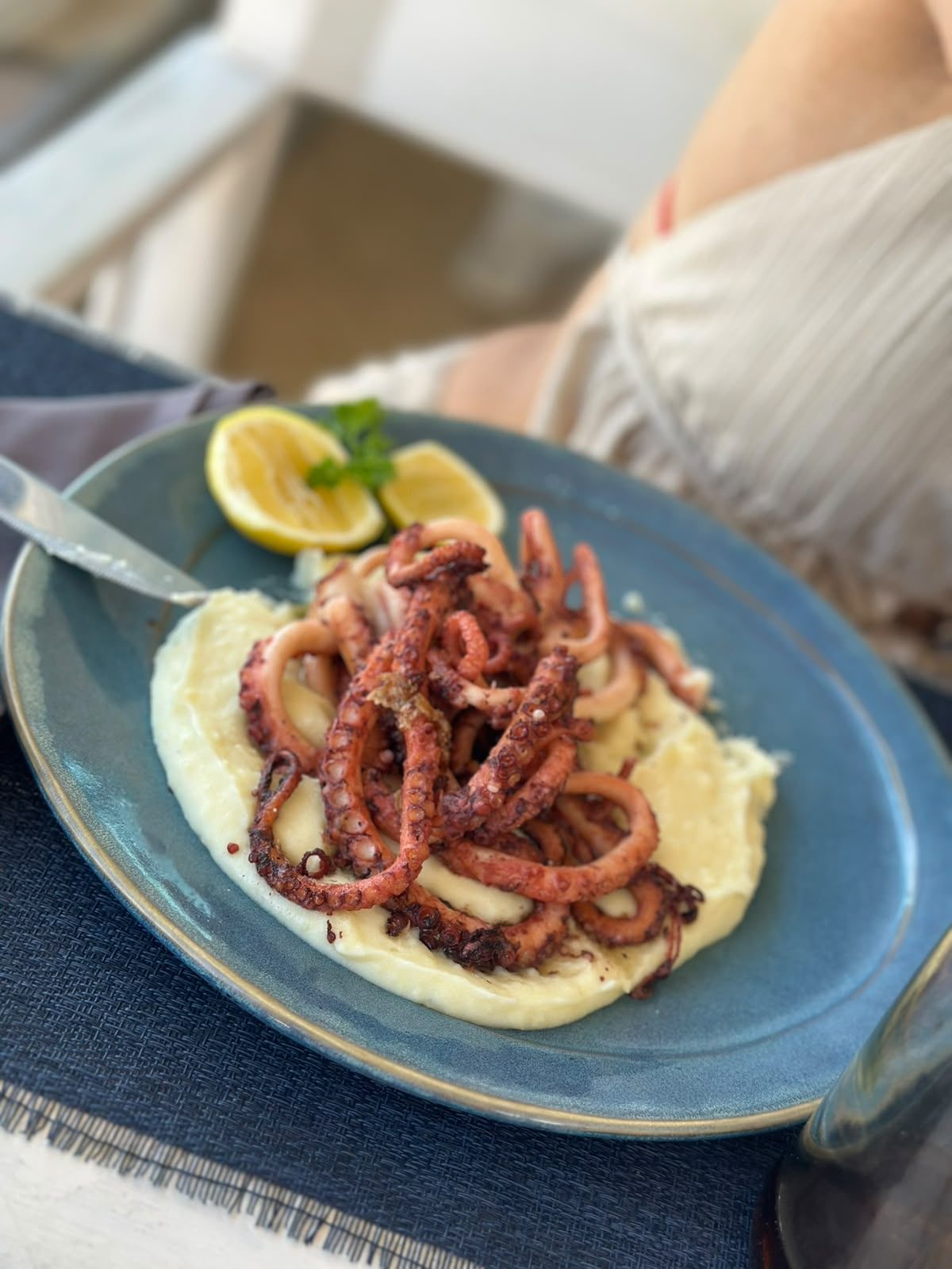 Polpo su crema di fave servito al ristorante