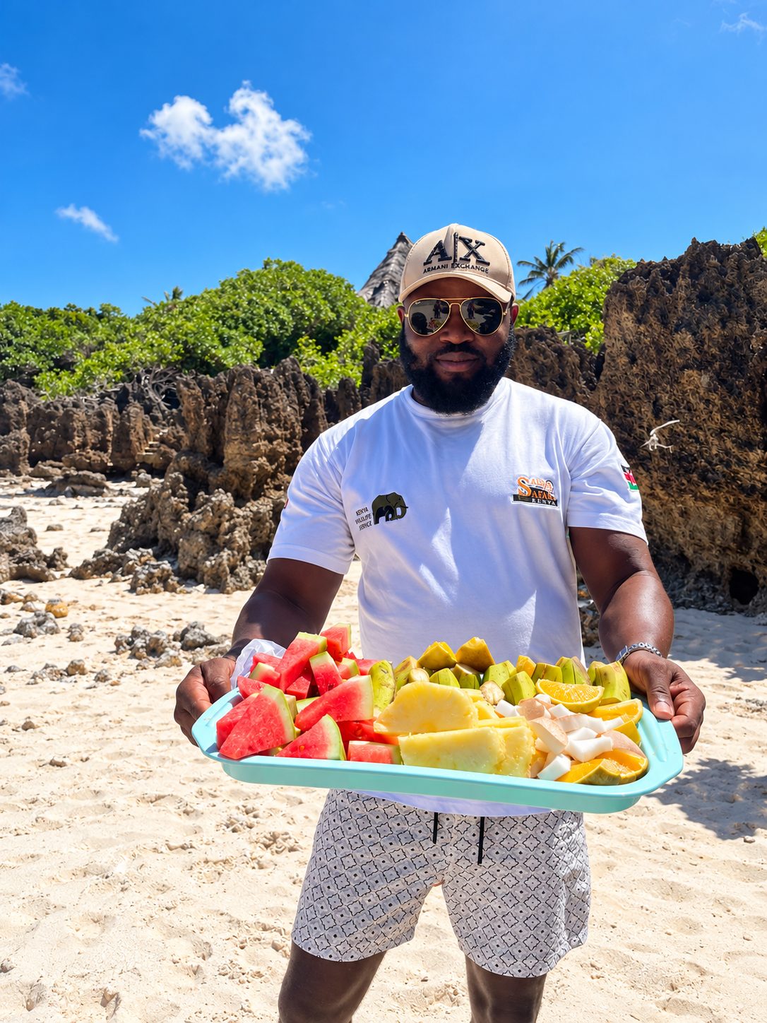 Said serve frutta fresca sulla spiaggia
