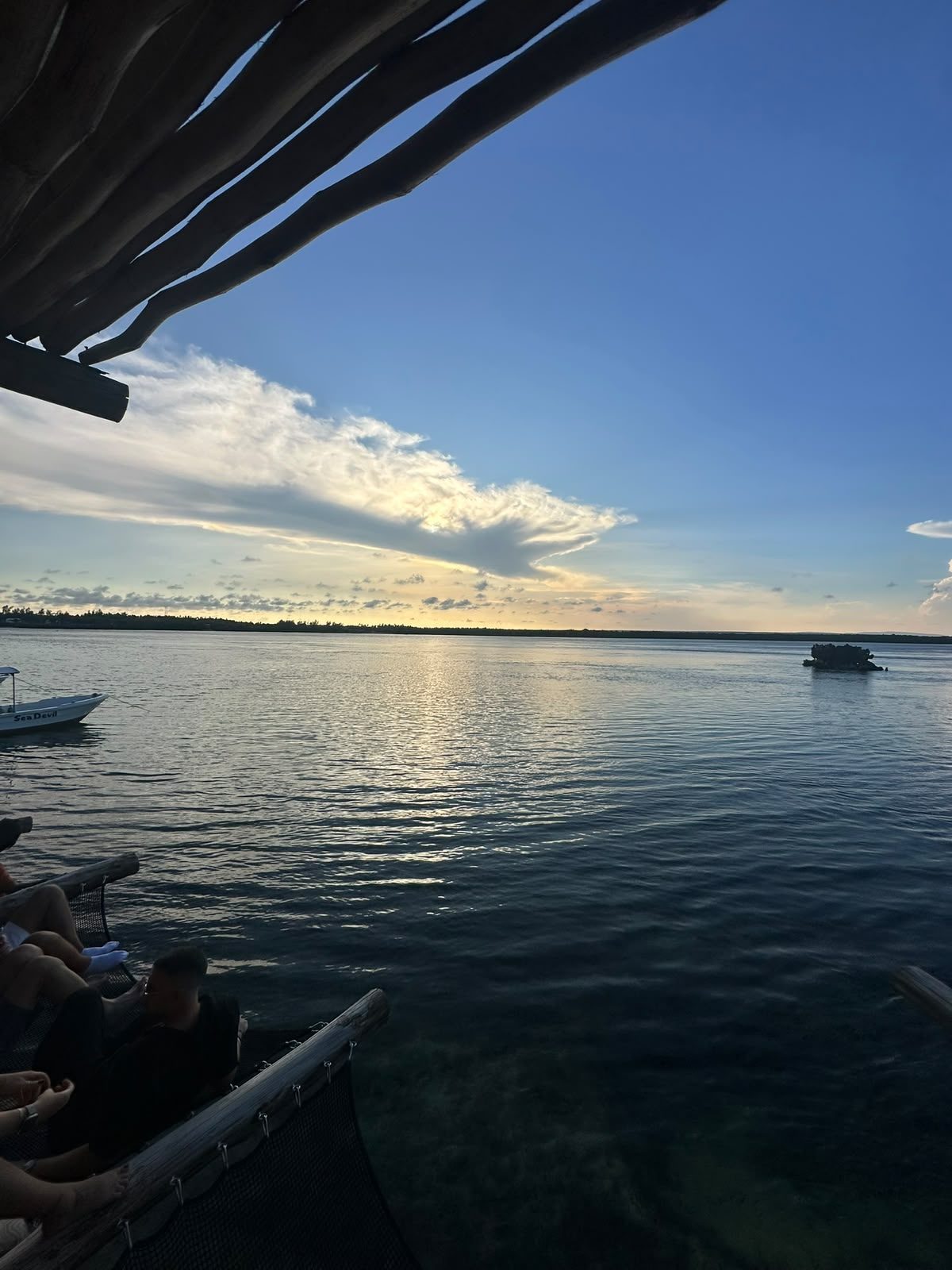 Il tramonto sulla baia, visto dal mare